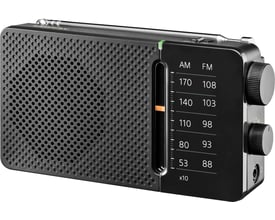 Sangean SR-36 sort AM/FM analog lommeradio med indbygget højtaler, vist fra højre side med fokus på drejeknapper og skaleringsvindue.