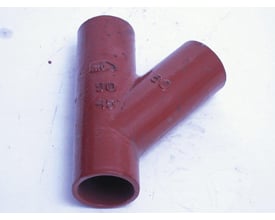 Rødt SML grenrør i støbejern med 50mm dimension og 45 graders vinkel på en hvid baggrund.