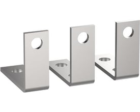 Tre Schneider Electric retvinklede terminalforlængere til 3-polet kontaktor, fremstillet af metal med synlige monteringshuller.