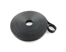 Sort, dobbeltsidet burrebånd på rulle, 13mm bredt og 25 meter langt, vist isoleret på hvid baggrund.