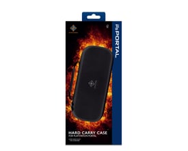 Deltaco Hard Carry Case til PlayStation Portal, sort, præsenteret på en baggrund af flammer.