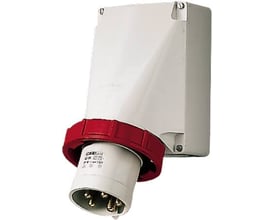 Mennekes CEE vægindtag i hvidt, med en rød ring og 5 poler synlige for 63A, 400V og IP67 klassificering.