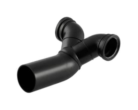 Geberit PEH dobbelt klosetbøjning i sort PEH materiale, med 90 graders forskudte tilslutninger, perfekt til væghængte toiletter.