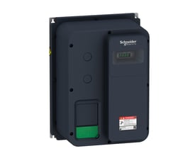 Schneider Electric ATV320 frekvensomformer set forfra, med grønt dæksel og advarselsmærkat på den mørkeblå IP66-kapsling.