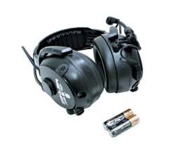 Sort Zekler 412RDB høreværn med FM-stereoradio, Bluetooth, issebøjle og bommikrofon; to AA-batterier ses ved siden af.