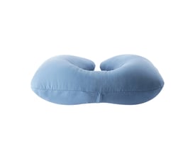 Travel Blue Ultimate Pillow nakkepude i lyseblå, designet til optimal støtte og komfort med en kombination af oppustelig del og syntetisk dun.