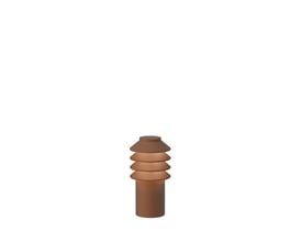 Louis Poulsen Bysted Garden lav pullert i cortenfarve med fire brede ringe, set forfra.