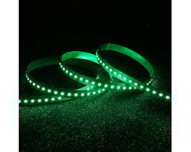 Ansell Lighting P-Cell RGBW LED bånd i grøn belysning, der snor sig mod en mørk, glitrende baggrund.