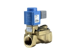 Danfoss magnetventil EV220B 25B, set fra siden med fokus på messingkonstruktion og blå el-spole, hvid baggrund.