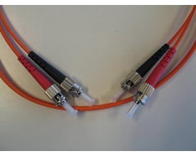 Orange fiberoptisk patchkabel med st/pc konnektorer i hver ende, 62,5/125 μm duplex 2mm lszh.