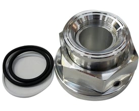 Rotalock-adaptor OM0-CCE med 1-1/4”-12 UNF-tilslutning og to sorte tætningsringe ved siden af.