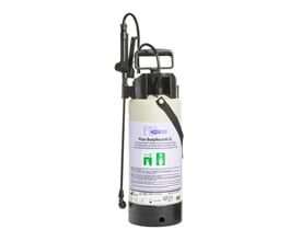 Plum BodyNeutrAll Mobile Shower 5L i beholder med bærehåndtag, slange og spraylanse.