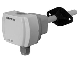 Siemens QPM2100 CO2-føler med 0-10V udgang, monteret med en sort plastflange i en ventilationskanal.