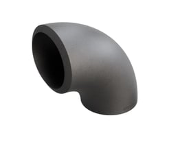 Indura 90° bøjning i P235GH-TC1 stål, 48,3x4,5mm med 3D radius på 57mm, viser præcis logo på overfladen.