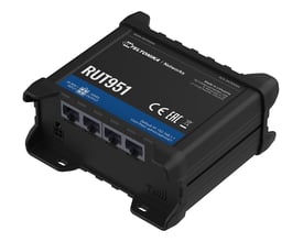Sort Teltonika RUT951 GSM-, 3G- og 4G-router set skråt forfra med Ethernet-porte og monteringsbeslag.