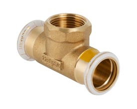 Geberit Mapress Tee CUG i messing med en 28 mm presfitting og en ½" muffetilslutning, vist med hvide markeringer.