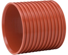 Nærbillede af Uponor Double/Rib2 PP-skydemuffe, 560mm, viser den rillede yderside og den glatte inderside af PP-materialet.