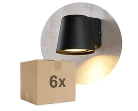 Sort Avero GU10-væglampe med IP65 ses tændt på væggen ved siden af en papkasse.