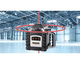 Baier Rotorlaser Quadrum 410 S med rød laserstråle og sensor, demonstreret i stor lagerhal.