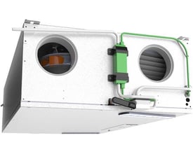 Dantherm kondensvandpumpesæt til HCC260 og HCC360, vist med grøn pumpeenhed og tilhørende slanger monteret på et ventilationsaggregat.