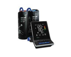 Braun ExactFit 5 Connect blodtryksmåler med to manchetter, en lille og en stor, klar til brug.