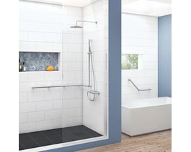 Smedbo living v-formet badekarsgreb i blank krom, 700mm, vist monteret i et moderne badeværelse ved siden af et badekar.