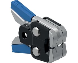 Geberit FlowFit pressekæbe i farverne blå, sort og sølv, viser det robuste design til rørpresning.