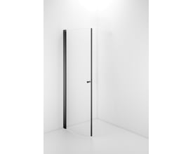 Contura Shower Space buet svingdør i klart glas med matsort profil, vist alene med grebet midt på døren.