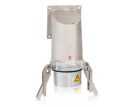 Vinklet CEE apparatindtag i metal med 600A, 6h, IP67 og 3P+N+PE tilslutning, mærket Swiss Made Rauscher Stöcklin.