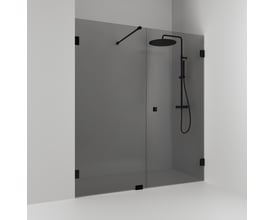 Svedbergs kombi-bruseniche på 156,5 x 200 cm med røgfarvede glasflader og matsorte beslag, monteret i et badeværelse.