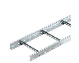 Nærbillede af OBO Bettermann kabelstige, viser samlingen af sidevange og indsvejsede C30-profilsprosser, galvaniseret metal.