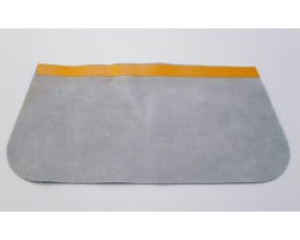 Selvklæbende hageskind på 15 cm i gråt materiale med gul tape-kant for nem montering på svejsehjelme.