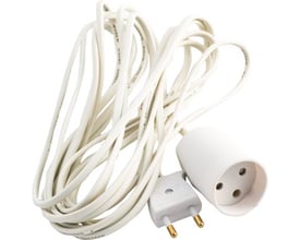 Nærbillede af hvid 2 meter forlængerledning med synlig stik og fatning samt ledningsdetaljer på hvid baggrund.