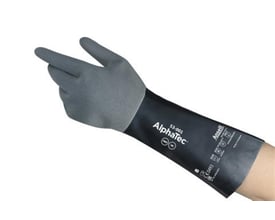 Hånd iført en grå/sort Ansell AlphaTec 53-001 kemihandske, str. 9, der viser dens fleksibilitet og længde ned over underarmen.