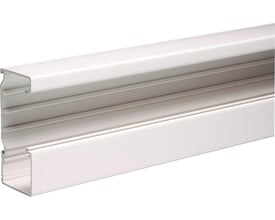 Detaljeret billede af Schneider Electric installationskanal TEK-U161-3, fremviser den hvide PVC-overflade og interne opdelinger.