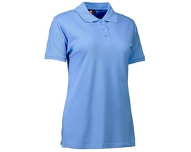 ID Identity polo dame i lys blå stretch piquékvalitet med let figursyet pasform, vist på hvid baggrund.
