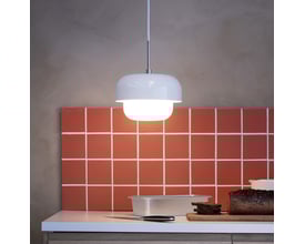 Dyberg Larsen Haipot pendel i hvid med opal glashætte, hængende over et køkkenbord med orange fliser.