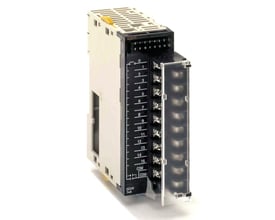 Omron CJ1W-ID211 digital input unit med 16 x 24 VDC inputs og skrueterminaler, vist fra siden på en hvid baggrund.