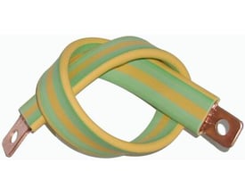 Cubic Cu-flex skinne PE-FB50288 snoet sammen, med synlige kobberterminaler i hver ende.