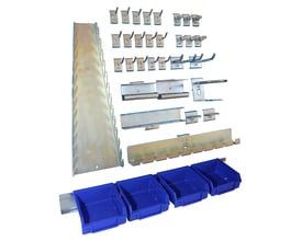 Maskinfabrikken Universal krogsæt OS93K med 36 dele til hulplader, viser forskellige typer kroge, holdere og blå plastkasser organiseret.