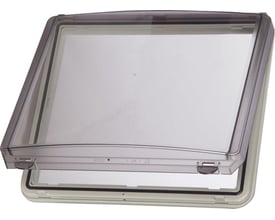 Fibox EK-SOLID L24II hængsellåg i transparent polycarbonat med dimensionerne 218 x 248 mm, vist med låget åbent.