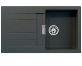 Onyxfarvet Intra Juvel Granite Primus D100 køkkenvask med integreret drænbakke og kumme med strainer.