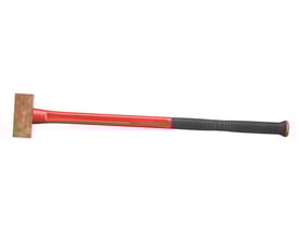 Helhedsindtryk af Hultafors kobberhammer CU 5000g med detaljeret synlighed af det røde glasfiberskaft og hammerhovedet i kobber.