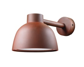 Herning Wall Midi Corten udendørslampe fra SG Armaturen i rustbrun, monteret på væg med hvid baggrund.