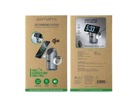 Emballagen til 4smarts ChargeBot Sound Qi2-ladestation i spacegrey viser stationen med telefon og ur samt æskens bagside.