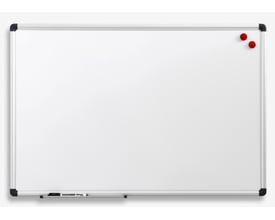 Antalis Naga whiteboardtavle i størrelsen 900x1200mm med sølvfarvet aluminiumsramme og magnetisk overflade.