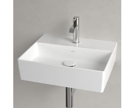 Vægmonteret Villeroy & Boch Memento 2.0 håndvask i hvid, vist med krom armatur mod en grå væg.
