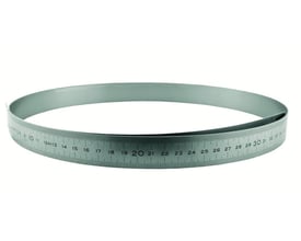 Diesella fleksibel stållineal på 3 meter i rustfrit stål, 1 mm tyk, med mm og 1/2 mm gradering.