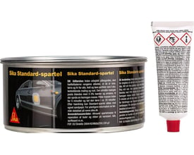 Sika Standard-spartel i en metaldåse på 2 kg, med en billede af en bil med spartel på siden. Indeholder også en tube med hærder.