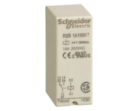 Schneider Electric stikbensrelæ RSB 1A160E7 med 16A, 48VAC og C/O-kontakt, fremstillet i hvid plast på isoleret baggrund.